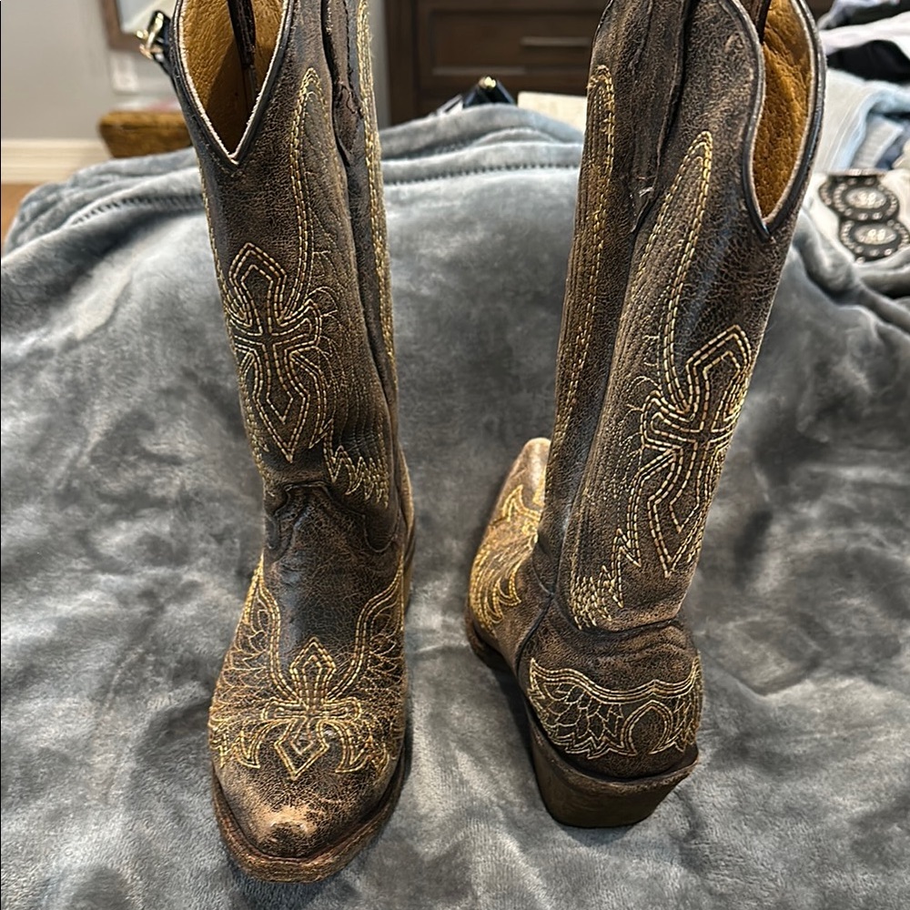 CORRAL kids cowboy boots. Size 4,  Brown with Wing Embroidery